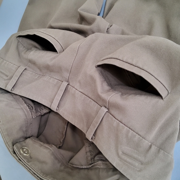 Ann Taylor Signature Khaki, Size 6, Waist 32" Inseam 30" Hips 40" comfy - Picture 6 of 7